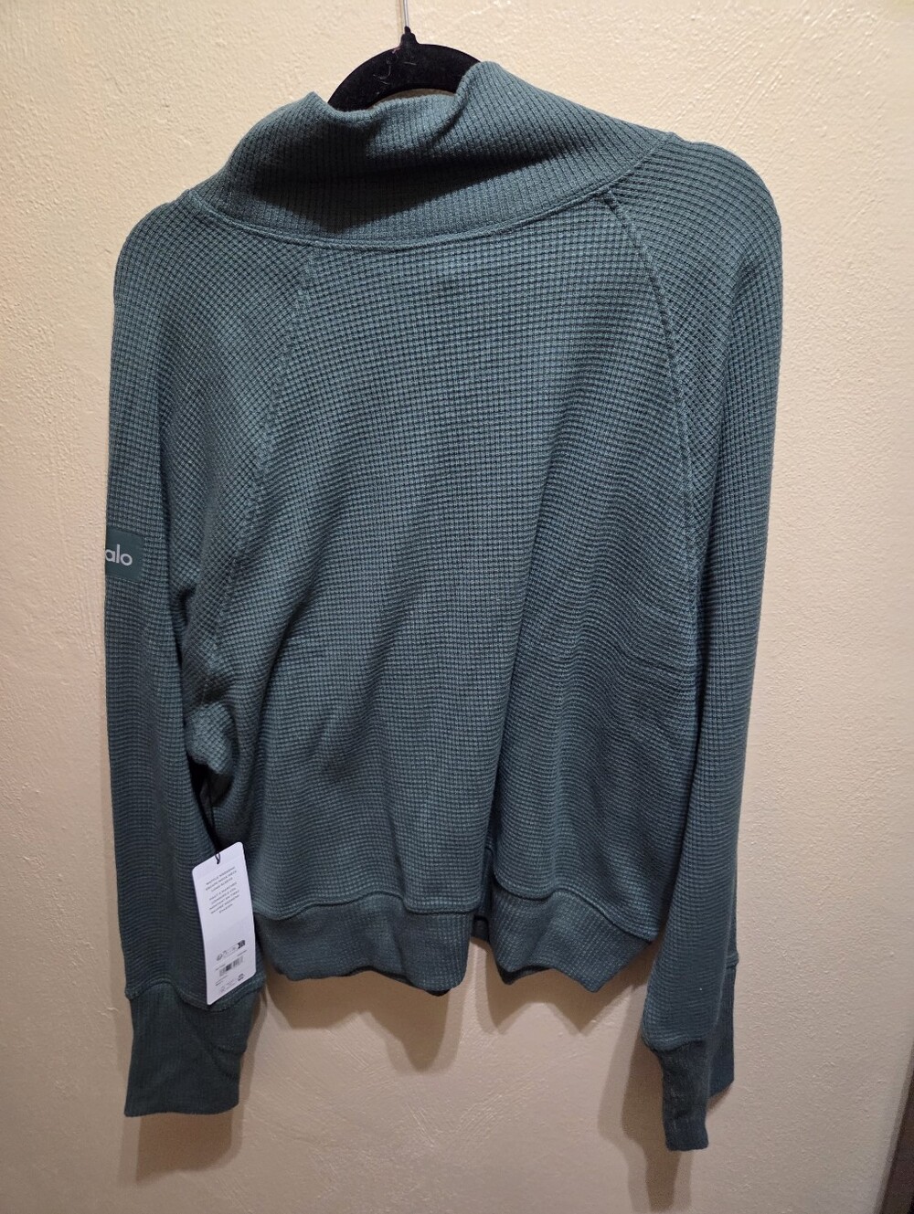 Alo Waffle Weekend Escape Mock Neck In Winter Ivy Size Large - Picture 4 of 7